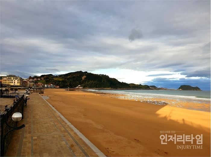 석양무렵의 데바가는 길의 해안 순례길