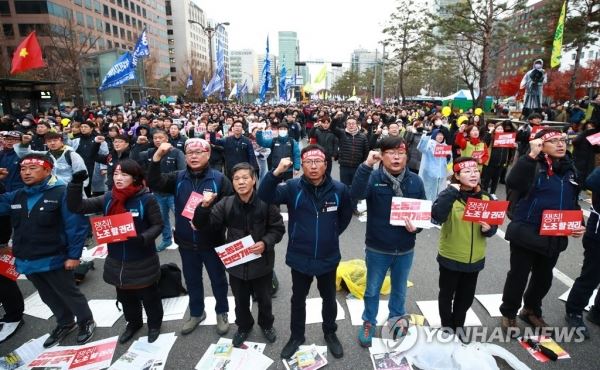 총파업 대회 마무리하는 민주노총(서울=연합뉴스) 홍해인 기자 = 김명환 위원장(가운데) 등 민주노총 조합원들이 21일 오후 서울 여의도 국회 앞에서 열린 11.21 총파업 대회를 마무리하며 민주노총가를 부르고 있다. 2018.11.21hihong@yna.co.kr