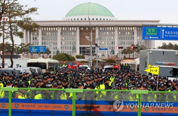 국회 앞에 설치된 경찰 질서유지선(서울=연합뉴스) 홍해인 기자 = 21일 오후 서울 여의도 국회 앞에서 열린 민주노총 11.21 총파업 대회에서 경찰이 국회 방향으로 경찰 질서유지선을 설치한 채 대기하고 있다. 2018.11.21hihong@yna.co.kr