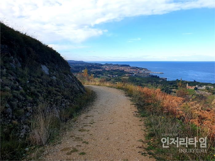 사진4..도시를 감싸고 걷는 야네스 순례길