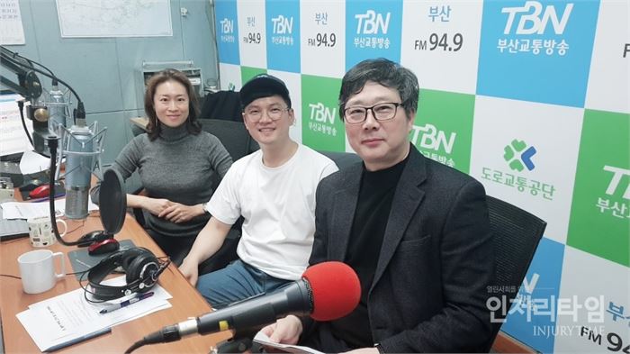 TBN의 '지구촌 뉴스, 세계는 지금' 진행자 오대웅, 김지현 아나운서와 함께. 사진 =  주상수 PD