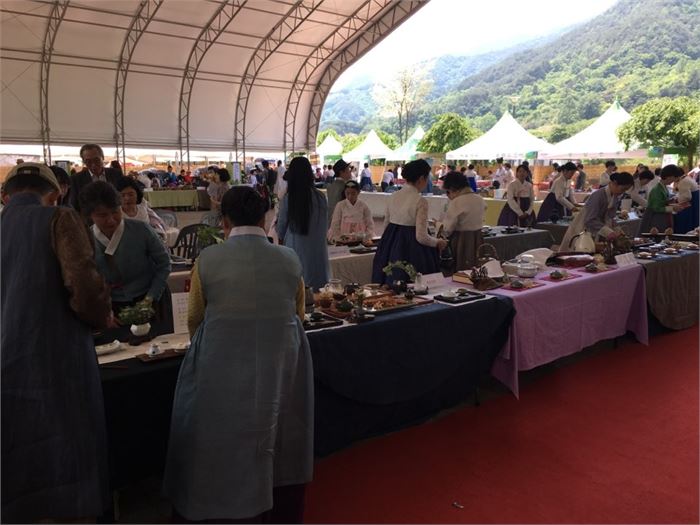 12일 하동야생차축제의 본 무대에서 ‘대한민국 다례경연대회’ 참가자들이 각자의 다례를 선보이고 있다.