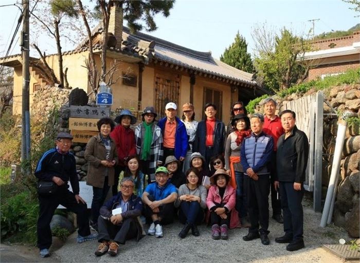 지난 달 6일 필자가 운영하는 목압서사를 방문한 부산의 시인들이 서사 입구에서 기념촬영을 하고 있다.