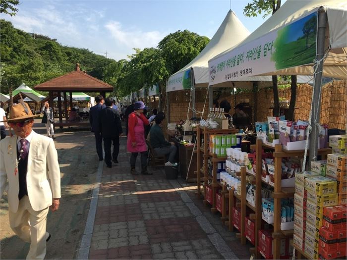 사진설명 하나 더 추가-지난 5월 하동야생차박물관 일대서 열린 ‘제23회 하동야생차문화축제’ 모습.