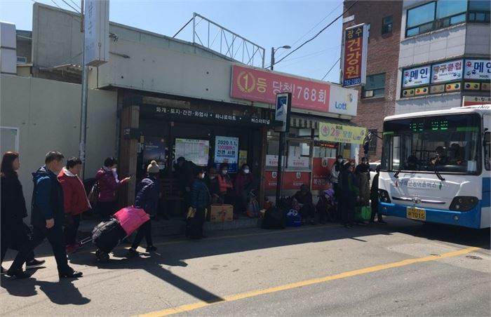 ②구례장 버스정류장에 앉아 계시던 할머니들이 버스가 오자 타고 있다.