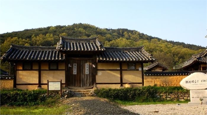 경북 안동시 풍산읍 오미동에 있는 학암고택으로, 항일애국지사 김재봉 선생의 생가이다.