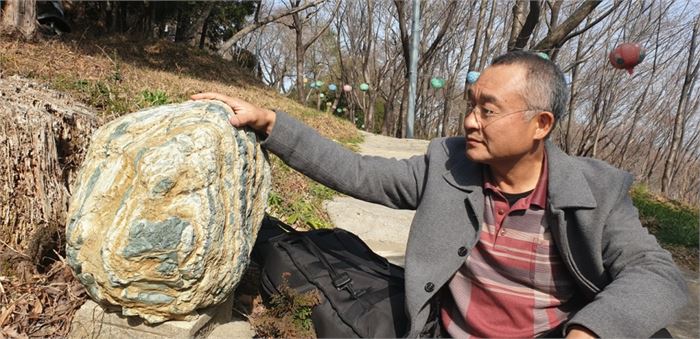 내 머리 모양을 많이 닮은 저 돌