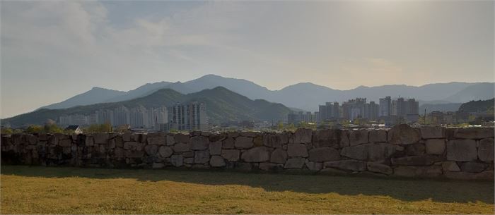 (사진은 언양읍성에서 본 간월산, 좌중앙 우뚝한 신불산 옆 오목한 간월재 옆 동그랗고 예쁜 봉오리가 간월산입니다.)