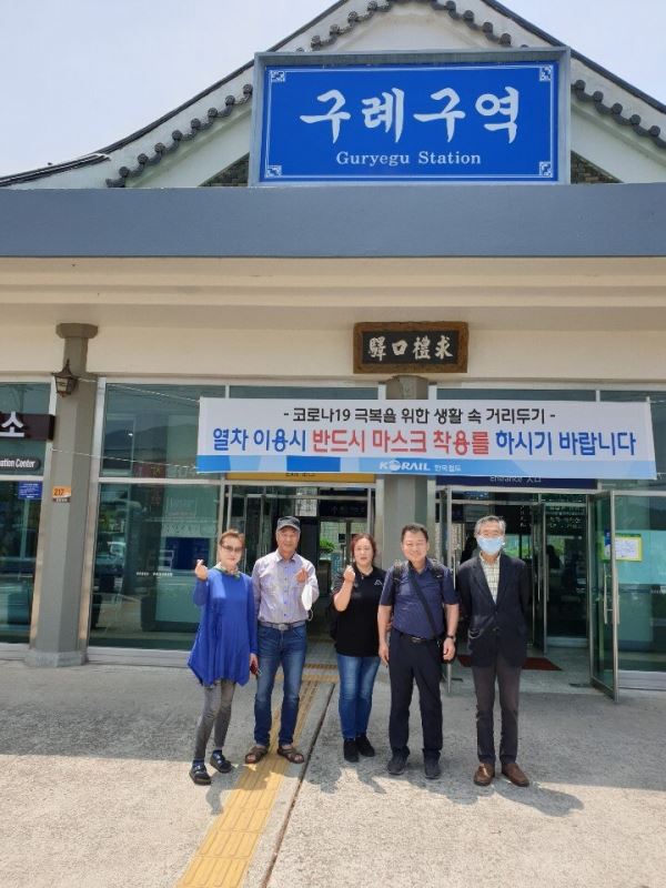 친구들 부부와 필자(맨 오른쪽)가 구례구역을 배경으로 기념촬영을 하고 있다.