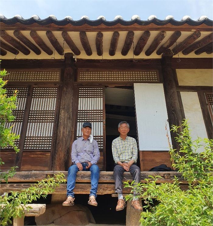 고교 반창인 L과 필자(오른쪽)가 운조루의 마루에 앉아 잠시 쉬고 있다.