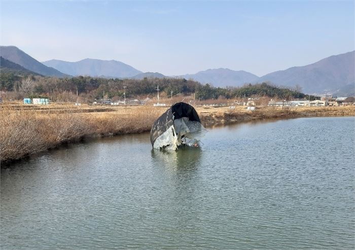 지난 1월 어디선가 날아와 처박힌 거대한 비닐하우스