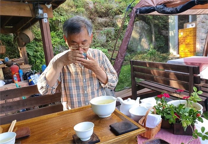 찻자리를 펼쳐 자를 마시는 필자. 화개제다의 홍순창 박사가 촬영했다.