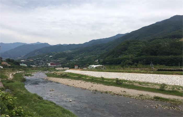 사진 위쪽으로 보이는 마을이 화개면지역에서 한지를 주로 생산하던 가탄마을이고 그 너머가 대비마을과 도심마을이 있다.