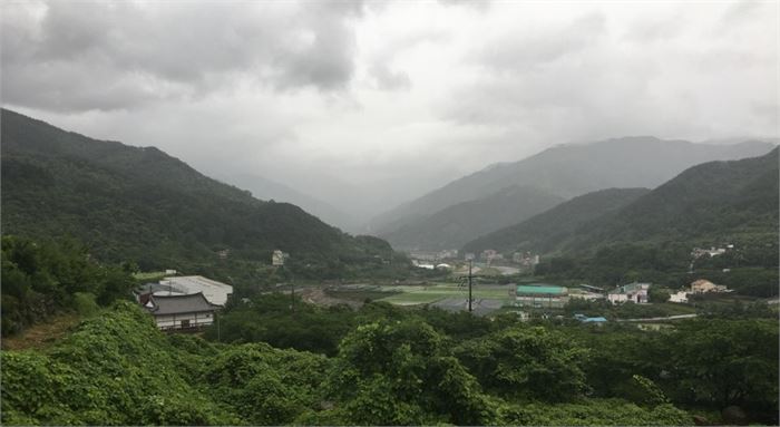 장맛비가 내리는 날 광양 백운산이 실루엣처럼 보인다.