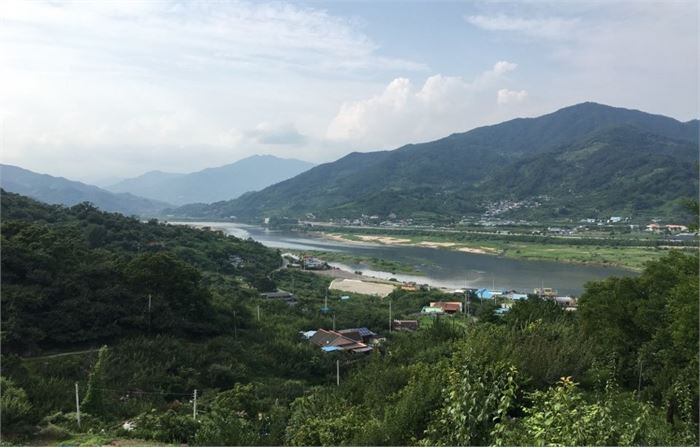 제산이 유배살이를 한 매화마을에서 섬진강 쪽으로 바라본 전경.