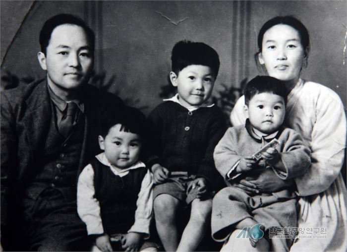 역사학자 김성칠(맨 왼쪽, 1913~1951) 가족 사진. [ⓒ유족, 한국민족문화대백과사전]