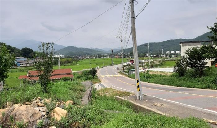  사진2 천전리 방향에서 본 맞은 편 능산리와 향산리(왼쪽 산모롱이에 상피바위가 있음