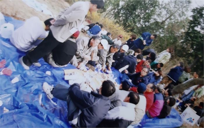 천마산 꼭대기 체육공원에서 단체원 100명과 함께 보물찾기와 윷놀이를 하며 보낸 단합대회 