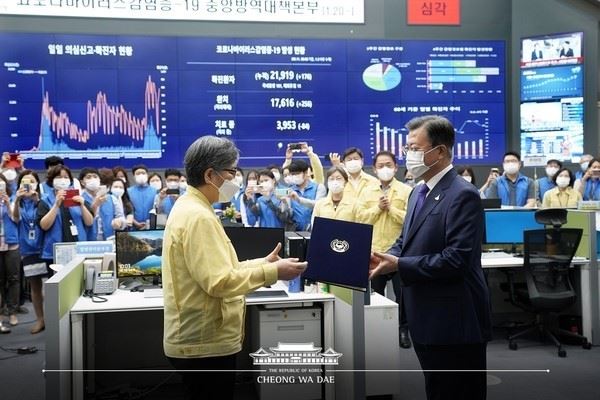 문재인 대통령이 11일 정은경 초대 질병관리청장에 임명장을 수여하고 "세계에서 모범으로 인정받은 우리 K-방역의 영웅, 정은경 본부장님이 승격되는 질병관리청의 초대 청장으로 임명되신 것에 대해서도 축하 말씀을 드린다"고 했다.