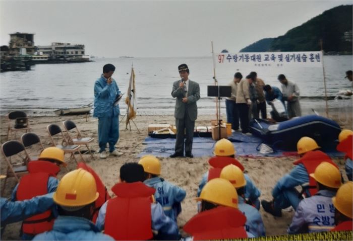 송도해수욕장에서 구청장과 내빈을 모시고 해난사고 수습훈련을 진행하는 필자. 이럴 때 이승암 국장은 어디선가 조용히 진행을 살펴보고 무슨 문제가 있으면 재빨리 도와주었다.