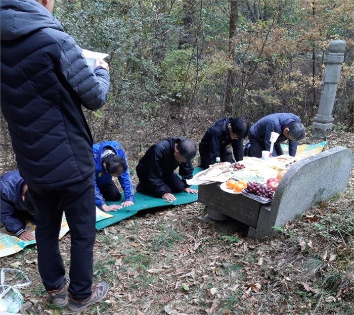 십년도 넘게 종손이 단 한 번도 오지 않는 집안의 묘사사진