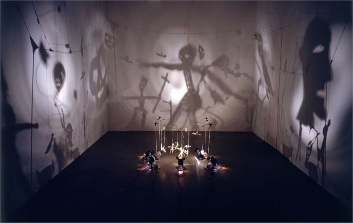 (그림2) 크리스티앙 볼탕스키 「그림자 극장」, 1984년, 혼합매체