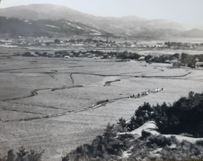 사진1. 버든마을사람들이 맨날 진장만당에 올라가던 오솔길, 길은 넓었지만 출발지점과 끝부분이 가팔라 반드시 한 줄기 땀을 흘려야 했다. 사진 왼쪽 아랫부분이 들에서 산으로 올라가는 첫 번째 고개, 사진은 두 번째 고개에서 찍은 듯.