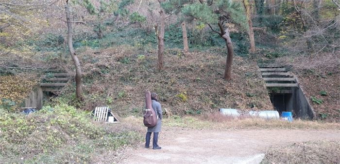 용호동 장자등 포진지 탄약고 입구