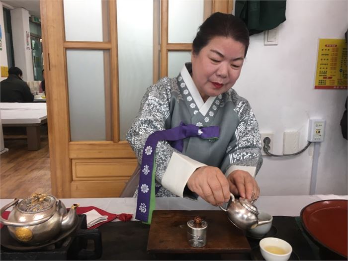 김애숙 대렴차문화원장이 홍소술 명인에게 올린 차를 우려내고 있다.