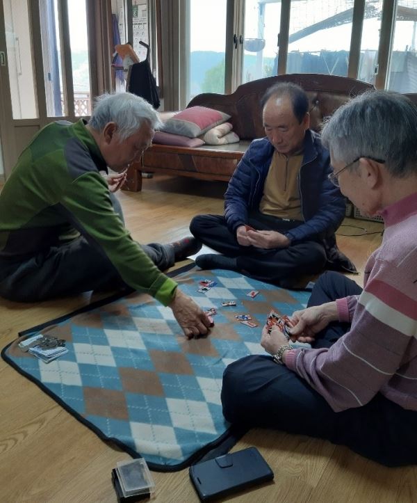  사진2. 죽기 한 보름 전, 명촌별서를 방문해서 마지막 판을 벌이던 모습. 왼쪽이 필자, 가운데 조경제, 오른 쪽이 망인 김성해.