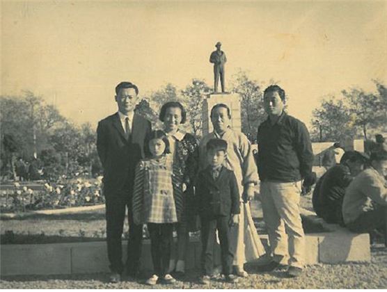 맥아더 장군 동상 앞에서 친정 엄마, 오빠와 함께 한 엄마