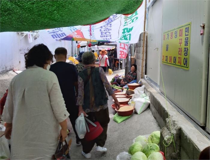  사진1. 아직도 아케이드가 설치 안 된 언양장터의 난전(20.7.2)