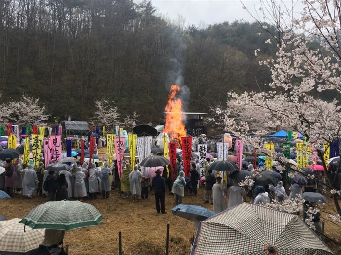 오후 1시쯤 국사암 아래 연화대에서 스님과 신도들이 빙 둘러선 가운데 다비식이 시작되고 있다. 사진=조해훈