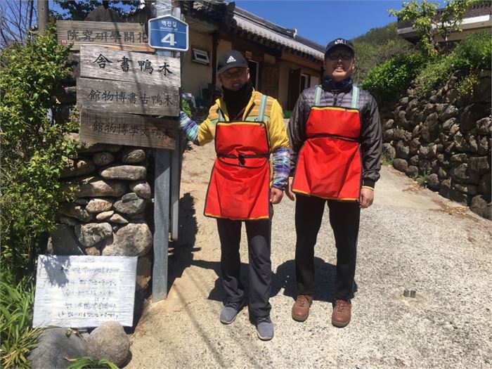 필자의 벗 2명이 차산으로 가기 전 목압서사 앞에서 포즈를 취하고 있다. 사진=조해훈