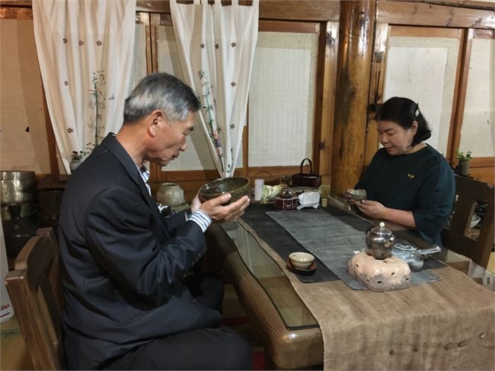 김애숙(오른쪽) 대렴차문화원장과 차를 마시고 있는 필자.