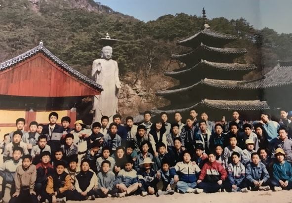 초임 교사 시절 수학여행 사진ㅡ한 반에 학생 수가 65명이던 시절