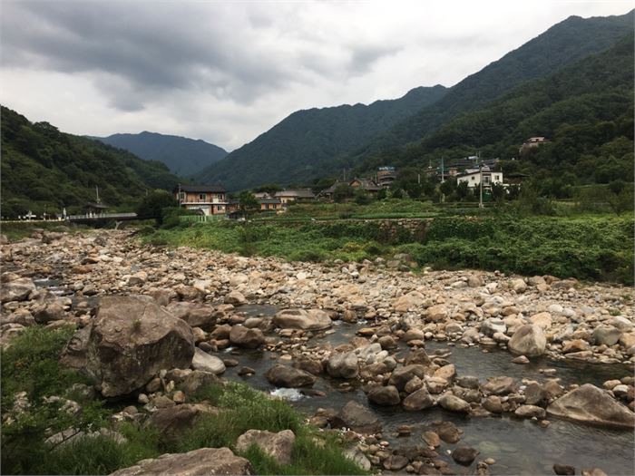 쌍계사버스정류장에서 도로를 따라 목압다리쪽으로 가면서 바라본 계곡과 필자가 사는 목압마을. 비가 내리지 않아 계곡 물이 거의 없다.