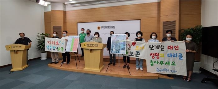 사진2-시민행동 관계자들이 지난 7월 12일 부산시의회 뉴스룸에서 환경청이 제시한 4개 대안노선에 대한 입장을 발표하고 있다