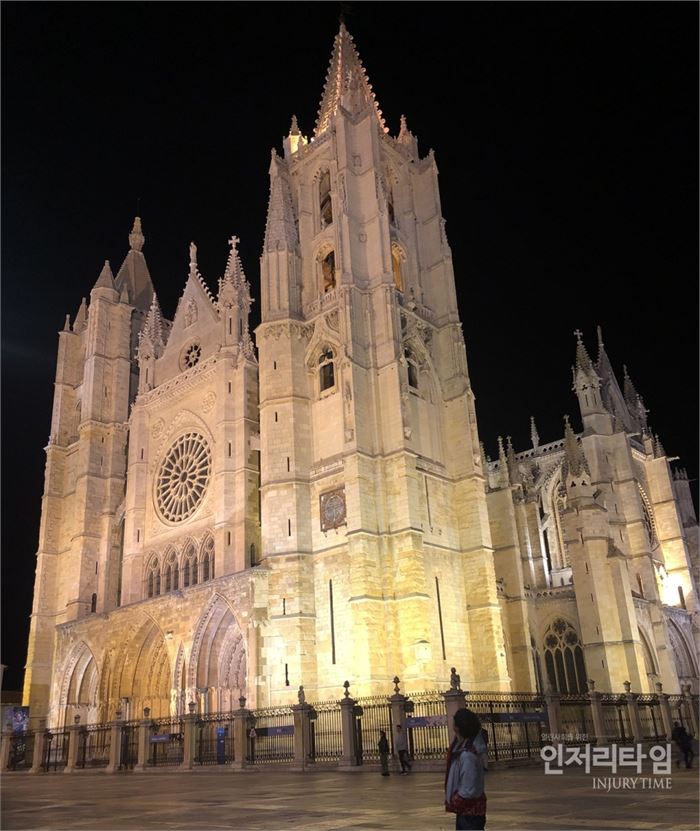 38-2) 웅장한 레온 대성당(Catedral de Leon) 앞에서