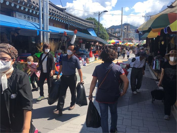 추석 대목장 치곤 구례장터가 평소 오일장과 거의 다를 바 없었다. 사람과 물건들이 생각보다 적었다.