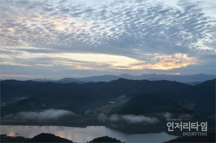 국수봉에서 바라보는 저 산너머로 먼동이 튼다