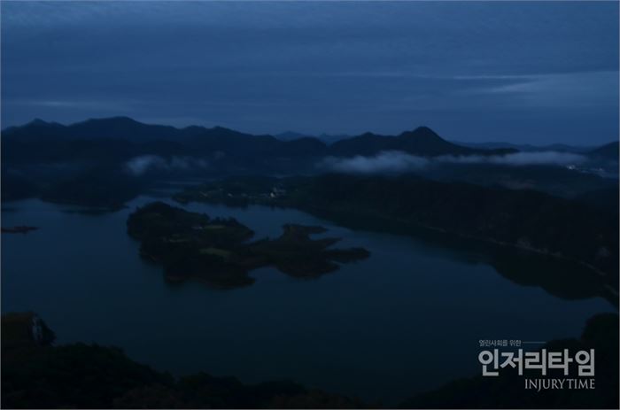 국수봉 오르는 전당대에서 본 어둠 속의 붕어섬