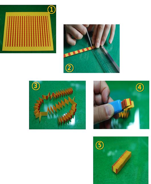 종이 용수철 제작과정. 딱딱한 재질의 종이를 오려내 규칙적으로 접고, 스테이플러 심으로 고정시키면 아코디언처럼 팽창/수축할 수 있는 종이 용수철이 된다.
