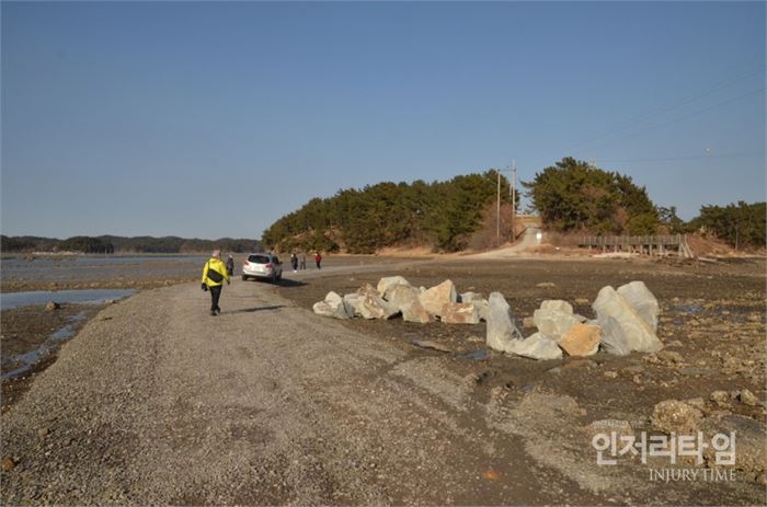 렌즈24-7. 차가 지나가는 저 곳이 간조로 길이 열렸다