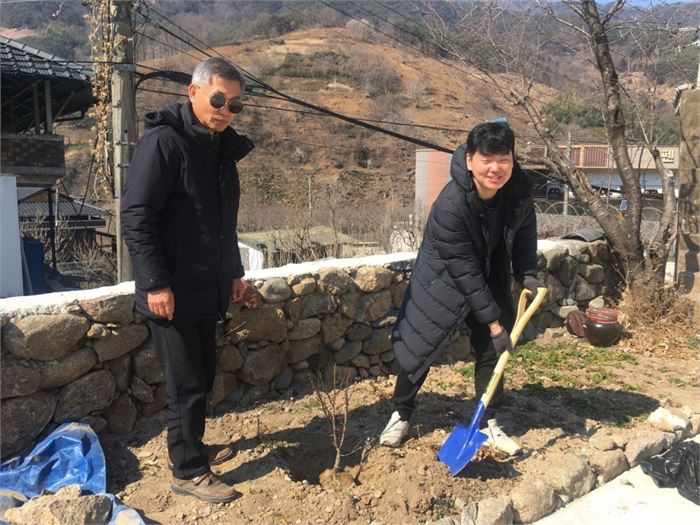 필자와 함께 큰 아들 조현일(오른쪽)이 필자의 자택이기도 한 목압서사 마탕 텃밭에서 홍매(紅梅)로 기념식수를 하고 있다. 사진=목압서사 제공