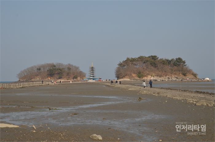 렌즈28-3. 안면암에서 바라보는 부상탑과 섬