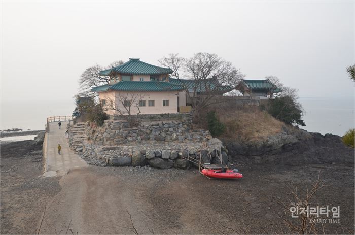 렌즈29-2. 밀물일 때 드나드는 빨간색 보트