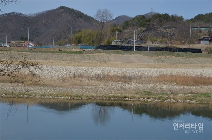 렌즈33-4. 건너 보이는 봉길마을. 물이 휘돌아 감고 흐른다