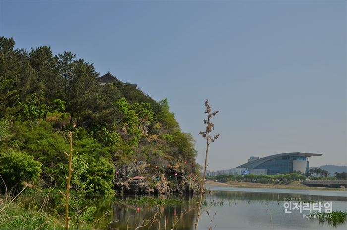 렌즈35-6. 언덕 위에 금장대와 경주 예술의 전당 그리고 형산강