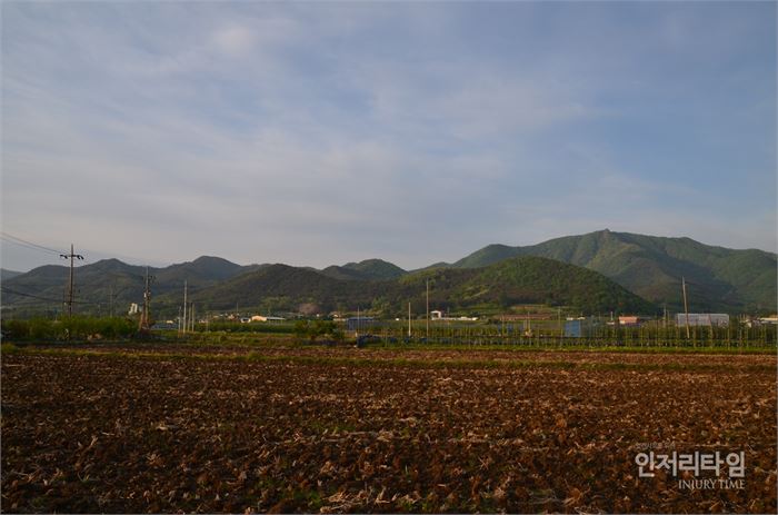 렌즈36-10. 뒤에 봉좌산이 마봉산을 감싸고 있는 내고향 마을